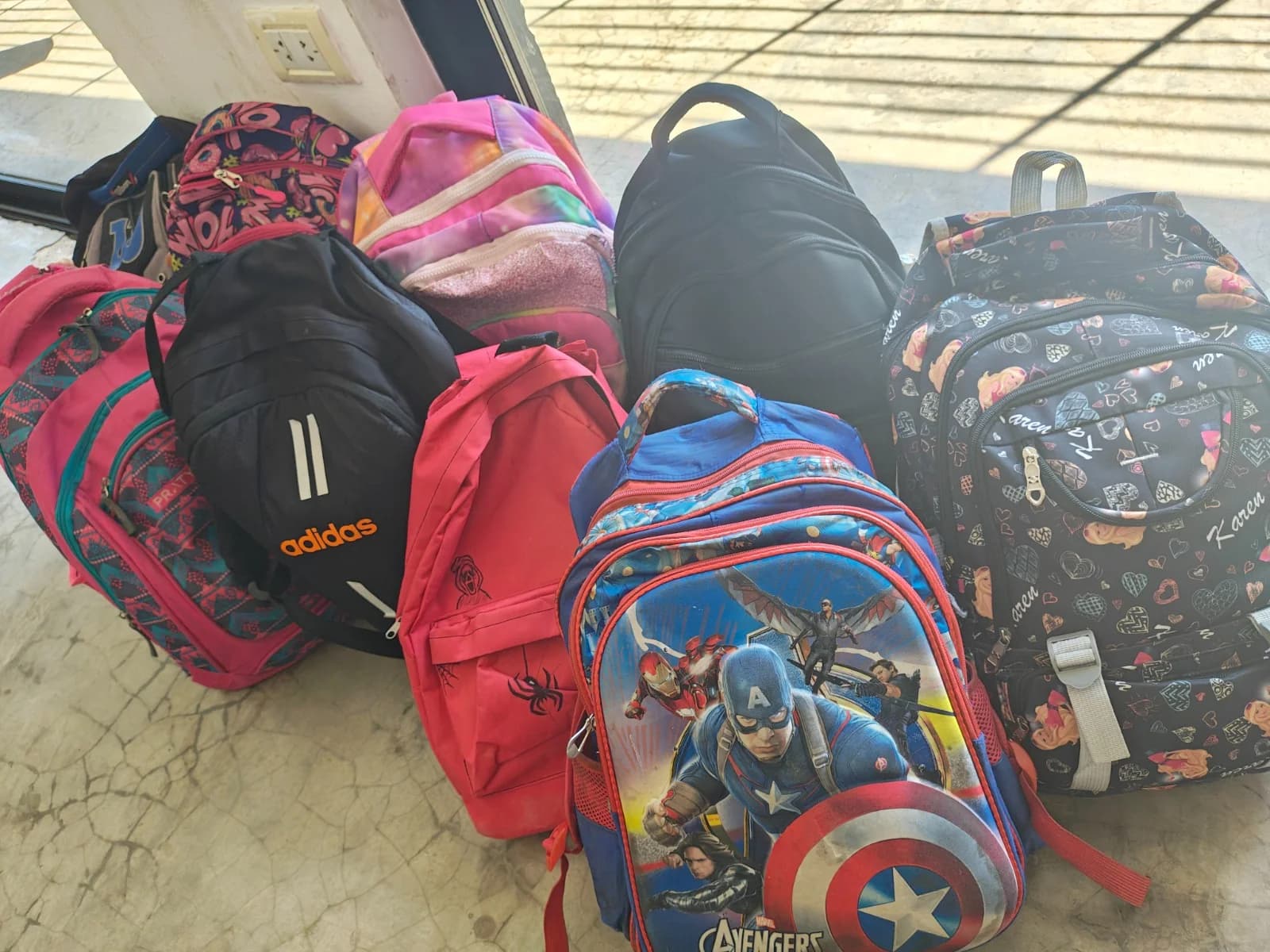 Mochilas preparadas para las actividades educativas de Hay Pique
