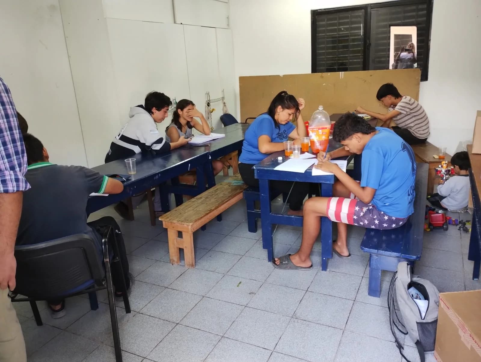 Chicos realizando tareas durante el apoyo escolar de Hay Pique