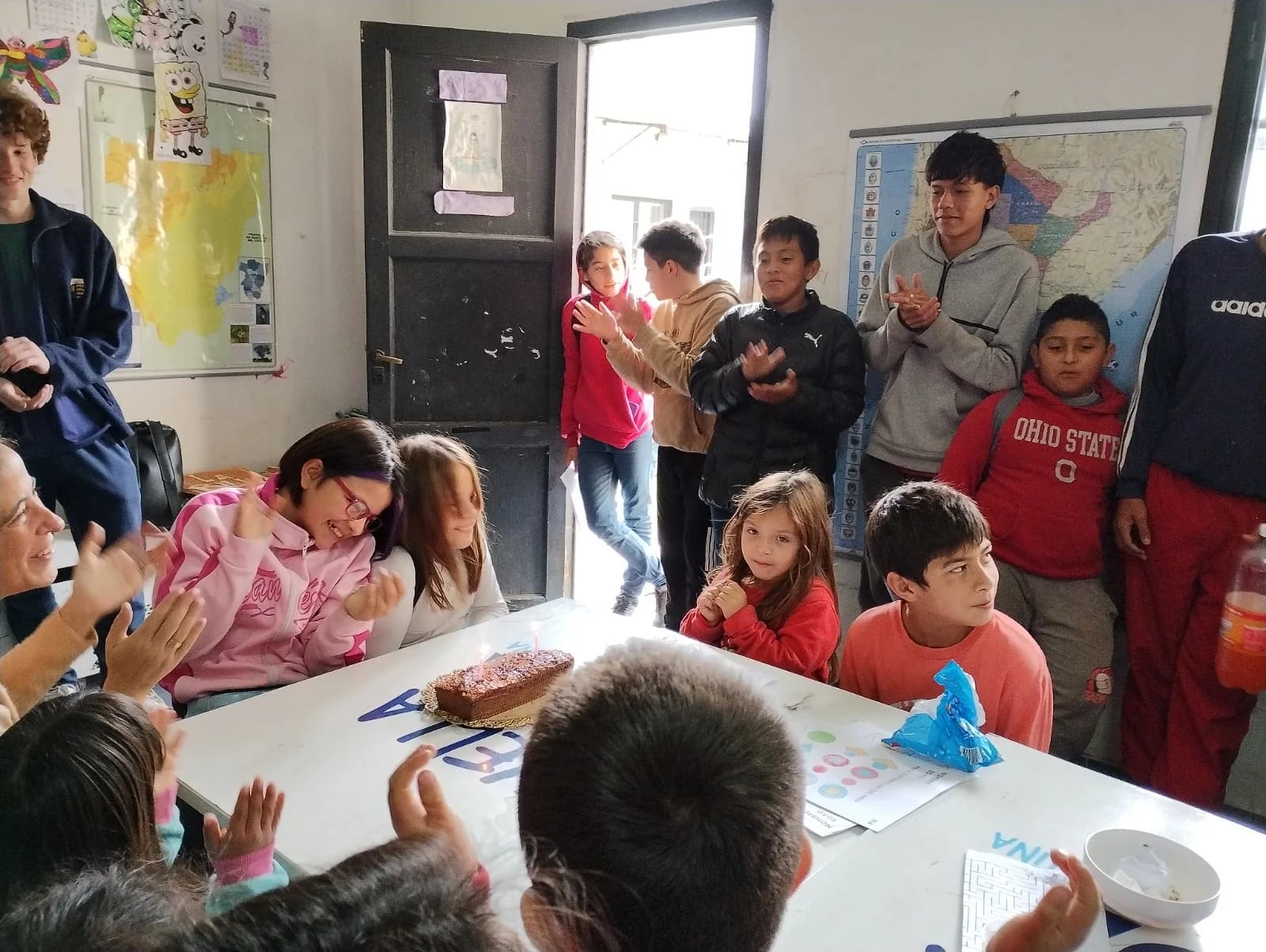 Chicos y voluntarios reunidos durante un encuentro de Hay Pique